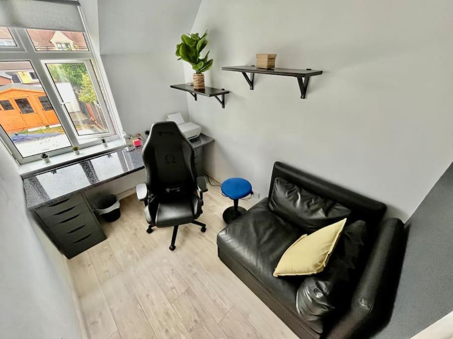 Entire 3 Bed House Weybridge Brooklands, London Villa Byfleet Exterior photo